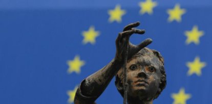 Escultura con fondo de la bandera europea,Escultura con fondo de la bandera europea