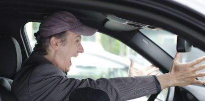 Hombre furioso manejando un vehículo,Hombre furioso manejando un vehículo