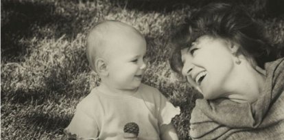 Una madre y un bebé,Una madre y un bebé