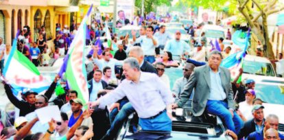 El expresidente Leonel Fernández saluda a los simpatizantes peledeístas durante su recorrido de ayer,El expresidente Leonel Fernández saluda a los simpatizantes peledeístas durante su recorrido de ayer