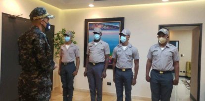 Agentes que ayudaron niño que pescaba cangrejos para cenar, son reconocidos por PN,Agentes que ayudaron niño que pescaba cangrejos para cenar, son reconocidos por PN