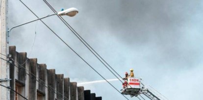 Bomberos: está controlado el incendio en fábrica de colchones La Reina del Ensanche La Fe,Bomberos: está controlado el incendio en fábrica de colchones La Reina del Ensanche La Fe