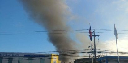 Videos sobre el fuego que afecta colchonería en ensanche La Fe,Videos sobre el fuego que afecta colchonería en ensanche La Fe