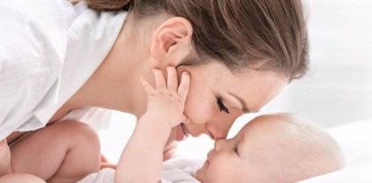 05/04/2017 La mamá y sus pocas horas de sueño.

madres es uno de  los trabajos mas difíciles y menos reconocidos que hay. No hay nadie que lleve cuenta de aquellas horas que estuviste sin poder dormir porque tu bebé tenia gripe y le costaba dormirse, la paciencia extra que le pones cuando tu bebé decide que hoy no tiene hambre, las veces que te agachas para recoger juguetes o limpiar manchas de comida o vómitos, no hay nadie que contabilice o vaya a darte un bono extra por sonreír cuando estas tan cansada que quieres llorar, por llegar al trabajo puntual cuando ha sido una odisea conseguir dejar todo en su lugar en casa y parecía que todo se derrumbaría sin ti o por jugar con tu hijo cuando lo único que te apetece es irte a dormir.

POLITICA SOCIEDAD
ISTOCK,05/04/2017 La mamá y sus pocas horas de sueño.

madres es uno de  los trabajos mas difíciles y menos reconocidos que hay. No hay nadie que lleve cuenta de aquellas horas que estuviste sin poder dormir porque tu bebé tenia gripe y le costaba dormirse, la paciencia extra que le pones cuando tu bebé decide que hoy no tiene hambre, las veces que te agachas para recoger juguetes o limpiar manchas de comida o vómitos, no hay nadie que contabilice o vaya a darte un bono extra por sonreír cuando estas tan cansada que quieres llorar, por llegar al trabajo puntual cuando ha sido una odisea conseguir dejar todo en su lugar en casa y parecía que todo se derrumbaría sin ti o por jugar con tu hijo cuando lo único que te apetece es irte a dormir.

POLITICA SOCIEDAD
ISTOCK