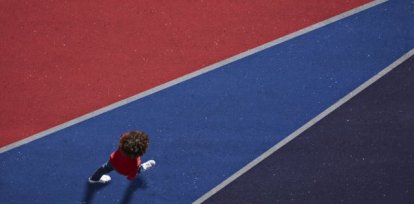 Un niño camina sobre una línea azul,Un niño camina sobre una línea azul