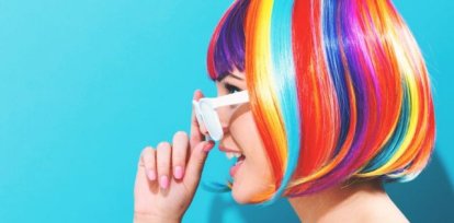 Una mujer con el pelo multicolor.,Una mujer con el pelo multicolor.