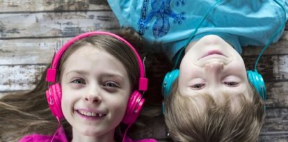 Una niña vestida de rosa y un niño vestido de azul.,Una niña vestida de rosa y un niño vestido de azul.