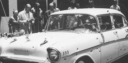 El Oldsmobile Sedan 1957 azul cielo con capota blanca que usaba Trujillo la noche de su ajusticiamiento.,El Oldsmobile Sedan 1957 azul cielo con capota blanca que usaba Trujillo la noche de su ajusticiamiento.