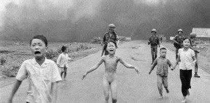 La famosa fotografía de la niña que corre luego de que su casa fuera bombardeada con Napalm fue registrada en 1972
(AP Photo/Nick Ut),La famosa fotografía de la niña que corre luego de que su casa fuera bombardeada con Napalm fue registrada en 1972
(AP Photo/Nick Ut)