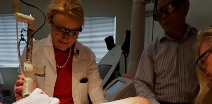 El tratamiento de Kim Phuc buscaba no solo mejorar el aspecto de sus heridas, sino curar el intenso dolor que le producen desde que era una niña. (Nick Ut/AP),El tratamiento de Kim Phuc buscaba no solo mejorar el aspecto de sus heridas, sino curar el intenso dolor que le producen desde que era una niña. (Nick Ut/AP)