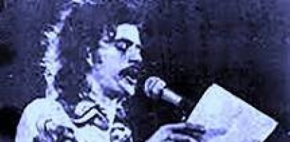 Chico realiza una lectura dramatizada de un poema.,Chico realiza una lectura dramatizada de un poema.