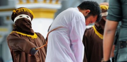 Autoridades islámicas flagelan 85 veces a un hombre acusado de actos homosexuales en Banda Aceh (Indonesia).,Autoridades islámicas flagelan 85 veces a un hombre acusado de actos homosexuales en Banda Aceh (Indonesia).
