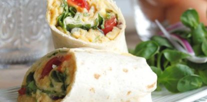 Wraps con huevos revueltos, rúcula y tomate,Wraps con huevos revueltos, rúcula y tomate