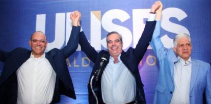 Momento en que Luis Abinader y Eduardo Estrella apoyan candidatura alcaldía de Santiago de Ulises Rodríguez en 2019 (foto archivo).,Momento en que Luis Abinader y Eduardo Estrella apoyan candidatura alcaldía de Santiago de Ulises Rodríguez en 2019 (foto archivo).