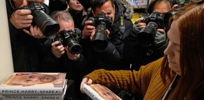 La prensa se reúne en una librería de Londres cuando el libro de Harry 