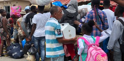 ¡Se van! Vendedores haitianos en la frontera por Dajabón recogen su mercancía,¡Se van! Vendedores haitianos en la frontera por Dajabón recogen su mercancía