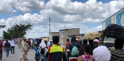¡Se van! Vendedores haitianos en la frontera por Dajabón recogen su mercancía,¡Se van! Vendedores haitianos en la frontera por Dajabón recogen su mercancía