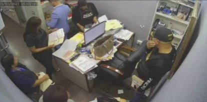 Videos | Agentes del Dicrim allanan oficina de la comunicadora «La Tora»,Videos | Agentes del Dicrim allanan oficina de la comunicadora «La Tora»