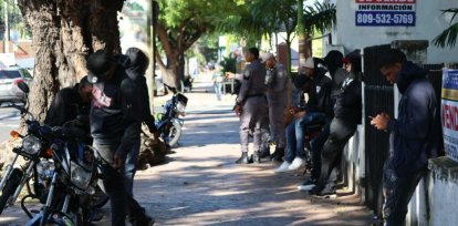 Fotos | Grupo bloquea puertas del Colegio de Abogados,Fotos | Grupo bloquea puertas del Colegio de Abogados