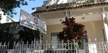 Fotos | Grupo bloquea puertas del Colegio de Abogados,Fotos | Grupo bloquea puertas del Colegio de Abogados