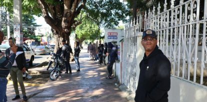 Fotos | Grupo bloquea puertas del Colegio de Abogados,Fotos | Grupo bloquea puertas del Colegio de Abogados