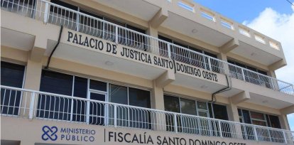 Fachada de la Fiscalía de Santo Domingo Oeste donde el órgano persecutor investiga a pastor acusado de llevar niñas a sótano de Iglesia para abusar de ellas. (Foto de archivo).,Fachada de la Fiscalía de Santo Domingo Oeste donde el órgano persecutor investiga a pastor acusado de llevar niñas a sótano de Iglesia para abusar de ellas. (Foto de archivo).