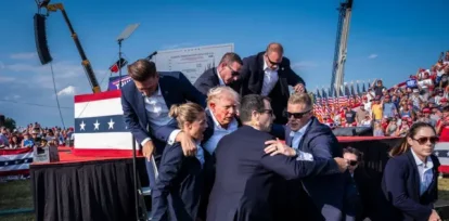 Agentes del Servicio Secreto bajan a Donald Trump del escenario. ,Agentes del Servicio Secreto bajan a Donald Trump del escenario.