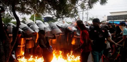 un fuego entre manifestantes y policías en una protesta en venezuela,un fuego entre manifestantes y policías en una protesta en venezuela