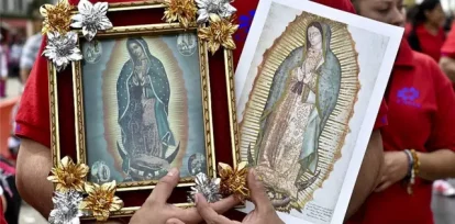 Fiel llevando láminas con la imagen de la Virgen de Guadalupe,Fiel llevando láminas con la imagen de la Virgen de Guadalupe