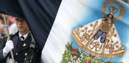 Joven con uniforme y un estandarte en la romería de la Virgen de Zapopan ,Joven con uniforme y un estandarte en la romería de la Virgen de Zapopan