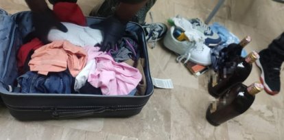 Llevaba botellas que simulaban ser de ron, pero era cocaína líquida,Llevaba botellas que simulaban ser de ron, pero era cocaína líquida