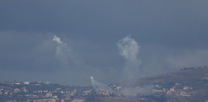 Imagen tomada desde la Alta Galiea de un ataque de artillería israelí contra la aldea de Odaisseh, en el sur del Líbano,Imagen tomada desde la Alta Galiea de un ataque de artillería israelí contra la aldea de Odaisseh, en el sur del Líbano
