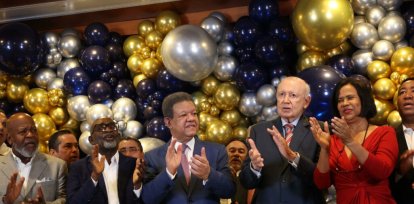 Cientos de simpatizantes hacen filas para felicitar personalmente a Leonel Fernández,Cientos de simpatizantes hacen filas para felicitar personalmente a Leonel Fernández