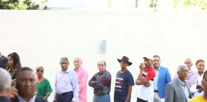 Cientos de simpatizantes hacen filas para felicitar personalmente a Leonel Fernández,Cientos de simpatizantes hacen filas para felicitar personalmente a Leonel Fernández
