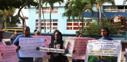 «Me lo dejaron morir como un perro y ahora nadie dice nada», expresó madre de joven asesinado por «error» en Haina,«Me lo dejaron morir como un perro y ahora nadie dice nada», expresó madre de joven asesinado por «error» en Haina