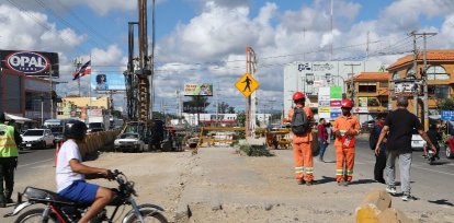 Continuación en el 2025 de los trabajos de Construcción del paso a desnivel la 27 de Febrero con Isabel Aguiar(pintura)/foto José de León,Continuación en el 2025 de los trabajos de Construcción del paso a desnivel la 27 de Febrero con Isabel Aguiar(pintura)/foto José de León