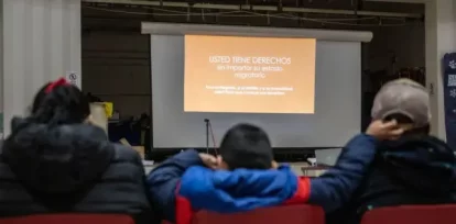 Un niño toca a su padre mientras asisten a una presentación del Centro Amica para los Derechos de los Inmigrantes (anteriormente conocido como Coalición CAIR) sobre la aplicación de la ley de inmigración en una escuela en Washington, DC el 10 de enero de 2025. (Foto de ANDREW CABALLERO-REYNOLDS / AFP) (Foto de ANDREW CABALLERO-REYNOLDS/AFP vía Getty Images),Un niño toca a su padre mientras asisten a una presentación del Centro Amica para los Derechos de los Inmigrantes (anteriormente conocido como Coalición CAIR) sobre la aplicación de la ley de inmigración en una escuela en Washington, DC el 10 de enero de 2025. (Foto de ANDREW CABALLERO-REYNOLDS / AFP) (Foto de ANDREW CABALLERO-REYNOLDS/AFP vía Getty Images)