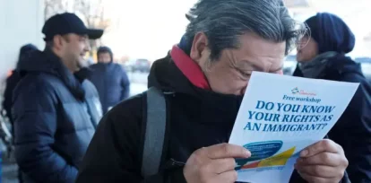 Un hombre lee un folleto de un taller gratuito titulado 