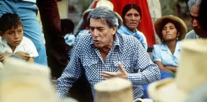 Vargas Llosa con otras personas. ,Vargas Llosa con otras personas.