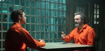 Tom Payne al frente de Michael Sheen.,Tom Payne al frente de Michael Sheen.