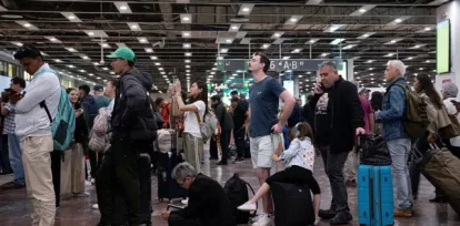 Pasajeros esperan para subir a un tren en la estación de Sants en Barcelona el 29 de abril de 2025.,Pasajeros esperan para subir a un tren en la estación de Sants en Barcelona el 29 de abril de 2025.