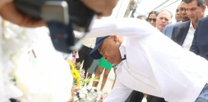 Hace siete días, la República Dominicana vivió una de las tragedias más devastadoras de su historia reciente. El desplome del techo de la emblemática discoteca Jet Set, mientras Rubby Pérez interpretaba sus canciones, dejó un saldo de 231 vidas perdidas y más de 180 heridos2. Lo que debía ser una noche de música y alegría se convirtió en un capítulo oscuro que ha marcado profundamente a la nación. El lugar, que alguna vez fue símbolo de la vida nocturna dominicana, ahora es un altar improvisado donde velas, flores y banderas de diversas nacionalidades honran la memoria de las víctimas2. Familias y amigos se reúnen en la zona cero, compartiendo su dolor y exigiendo justicia. La comunidad internacional también ha mostrado su solidaridad, con gestos conmovedores como la visita del alcalde de Nueva York, Eric Adams. Entre los testimonios que han conmovido al país, destaca el de Patricia Ovalles, una sobreviviente que pasó seis horas bajo los escombros antes de ser rescatada. Su relato, lleno de detalles desgarradores, refleja la magnitud del sufrimiento vivido aquella noche. Mientras tanto, las autoridades continúan investigando las causas del colapso y evaluando las responsabilidades. La tragedia ha generado un llamado urgente a reforzar los mecanismos de supervisión de infraestructuras para evitar que hechos similares se repitan. En medio del dolor, la Cruz Roja Dominicana ha desempeñado un papel crucial, brindando apoyo médico y emocional a las familias afectadas. La solidaridad y el esfuerzo colectivo han sido un faro de esperanza en estos días de luto. Esta tragedia no solo ha dejado cicatrices profundas, sino que también ha planteado preguntas sobre la seguridad y la responsabilidad en espacios públicos. A una semana del desastre, el país sigue llorando, pero también busca respuestas y cambios que honren la memoria de quienes ya no están.,Hace siete días, la República Dominicana vivió una de las tragedias más devastadoras de su historia reciente. El desplome del techo de la emblemática discoteca Jet Set, mientras Rubby Pérez interpretaba sus canciones, dejó un saldo de 231 vidas perdidas y más de 180 heridos2. Lo que debía ser una noche de música y alegría se convirtió en un capítulo oscuro que ha marcado profundamente a la nación. El lugar, que alguna vez fue símbolo de la vida nocturna dominicana, ahora es un altar improvisado donde velas, flores y banderas de diversas nacionalidades honran la memoria de las víctimas2. Familias y amigos se reúnen en la zona cero, compartiendo su dolor y exigiendo justicia. La comunidad internacional también ha mostrado su solidaridad, con gestos conmovedores como la visita del alcalde de Nueva York, Eric Adams. Entre los testimonios que han conmovido al país, destaca el de Patricia Ovalles, una sobreviviente que pasó seis horas bajo los escombros antes de ser rescatada. Su relato, lleno de detalles desgarradores, refleja la magnitud del sufrimiento vivido aquella noche. Mientras tanto, las autoridades continúan investigando las causas del colapso y evaluando las responsabilidades. La tragedia ha generado un llamado urgente a reforzar los mecanismos de supervisión de infraestructuras para evitar que hechos similares se repitan. En medio del dolor, la Cruz Roja Dominicana ha desempeñado un papel crucial, brindando apoyo médico y emocional a las familias afectadas. La solidaridad y el esfuerzo colectivo han sido un faro de esperanza en estos días de luto. Esta tragedia no solo ha dejado cicatrices profundas, sino que también ha planteado preguntas sobre la seguridad y la responsabilidad en espacios públicos. A una semana del desastre, el país sigue llorando, pero también busca respuestas y cambios que honren la memoria de quienes ya no están.