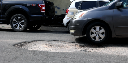 Conductores maniobran para esquivar hoyo en Villas Agrícolas,Conductores maniobran para esquivar hoyo en Villas Agrícolas