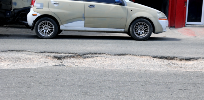 Conductores maniobran para esquivar hoyo en Villas Agrícolas,Conductores maniobran para esquivar hoyo en Villas Agrícolas