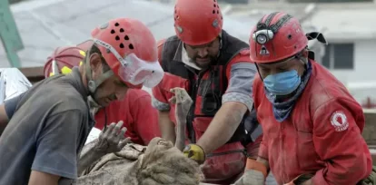 Una mujer es rescatada con vida de los escombros una semana después del terremoto de Haití en 2010,Una mujer es rescatada con vida de los escombros una semana después del terremoto de Haití en 2010