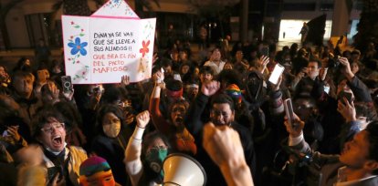 AME6715. LIMA (PERÚ), 10/10/2025.- Personas celebran a las afueras de la Embajada de Ecuador este jueves, en Lima (Perú). El Congreso de Perú destituyó de manera exprés a la presidenta, Dina Boluarte, tras aglutinar cuatro mociones de vacancia (destitución) para declarar su 