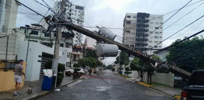 Camioneta se estrella contra poste de luz y lo derriba en Naco,Camioneta se estrella contra poste de luz y lo derriba en Naco