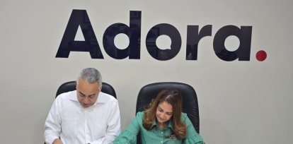 Severo Rivera y Rosa Olga Medrano firmando el acuerdo