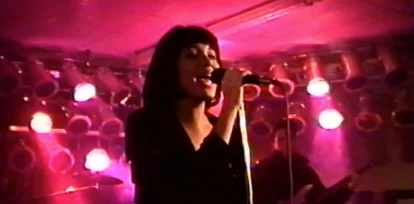 Esta imagen difundida por Netflix muestra a Selena en una escena del documental: Selena y Los Dinos