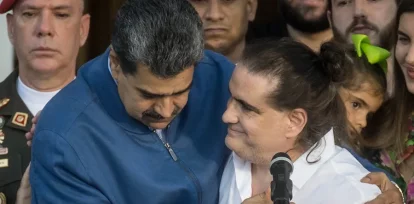 Fotografía del 20 de diciembre de 2023 del presidente venezolano, Nicolás Maduro (i), junto al empresario colombiano Alex Saab, en el Palacio de Miraflores, en Caracas (Venezuela).
